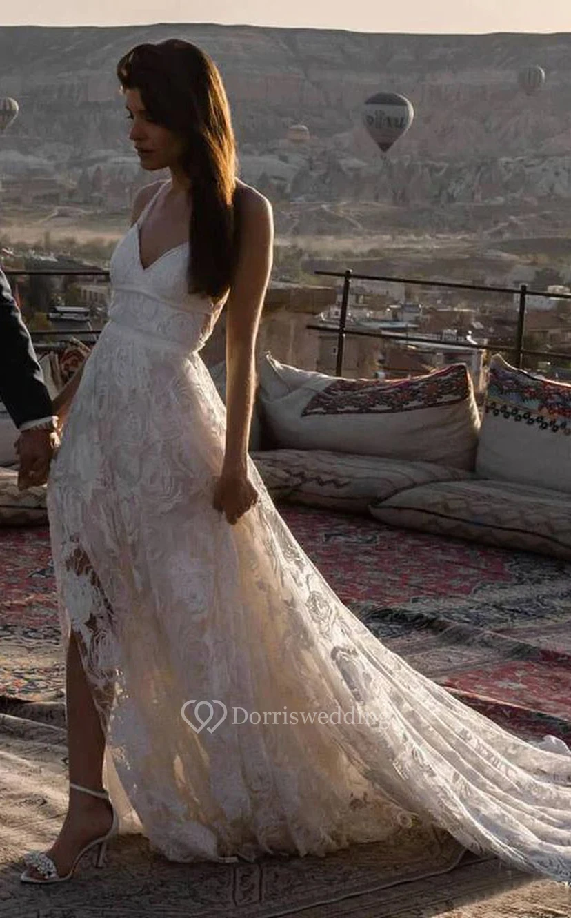Robe de mariée en dentelle empire plissée, fendue sur le devant et à fines bretelles, style spaghetti, sans manches. view 3