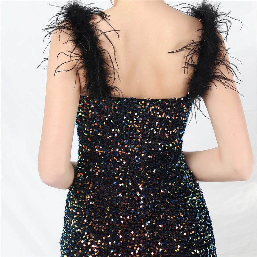 Handgefertigtes, perlenbesetztes Abendkleid aus Straußenfedern und Pailletten view 70