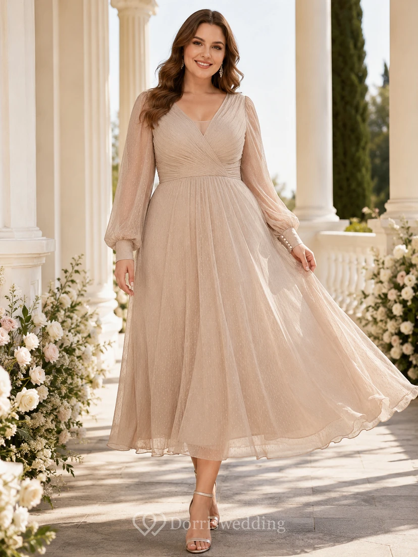 Robe d'invitée taupe en mousseline taupe à col V, manches longues et longueur cheville, taille grande taille.