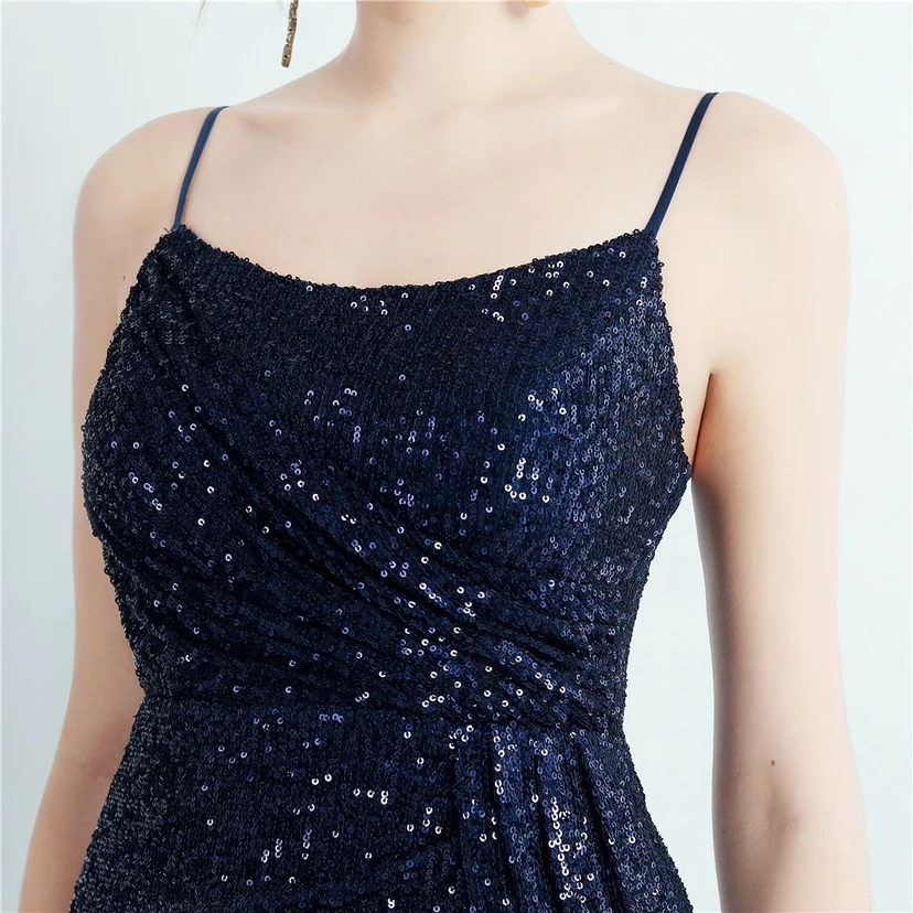 Robe de soirée longue à sequins haute densité, plissée, fendue sur le côté et à bretelles view 62