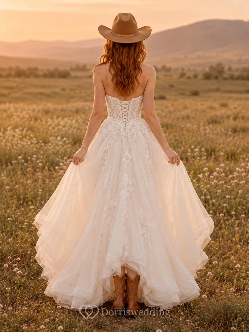Robe de mariée de maternité, épaules dénudées, drapée en mousseline, style jardin, avec traîne souple view 2