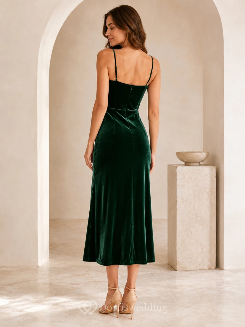 Vestido de cóctel ajustado de terciopelo verde oscuro con escote drapeado, fruncido y largo hasta la rodilla, con abertura frontal. view 2