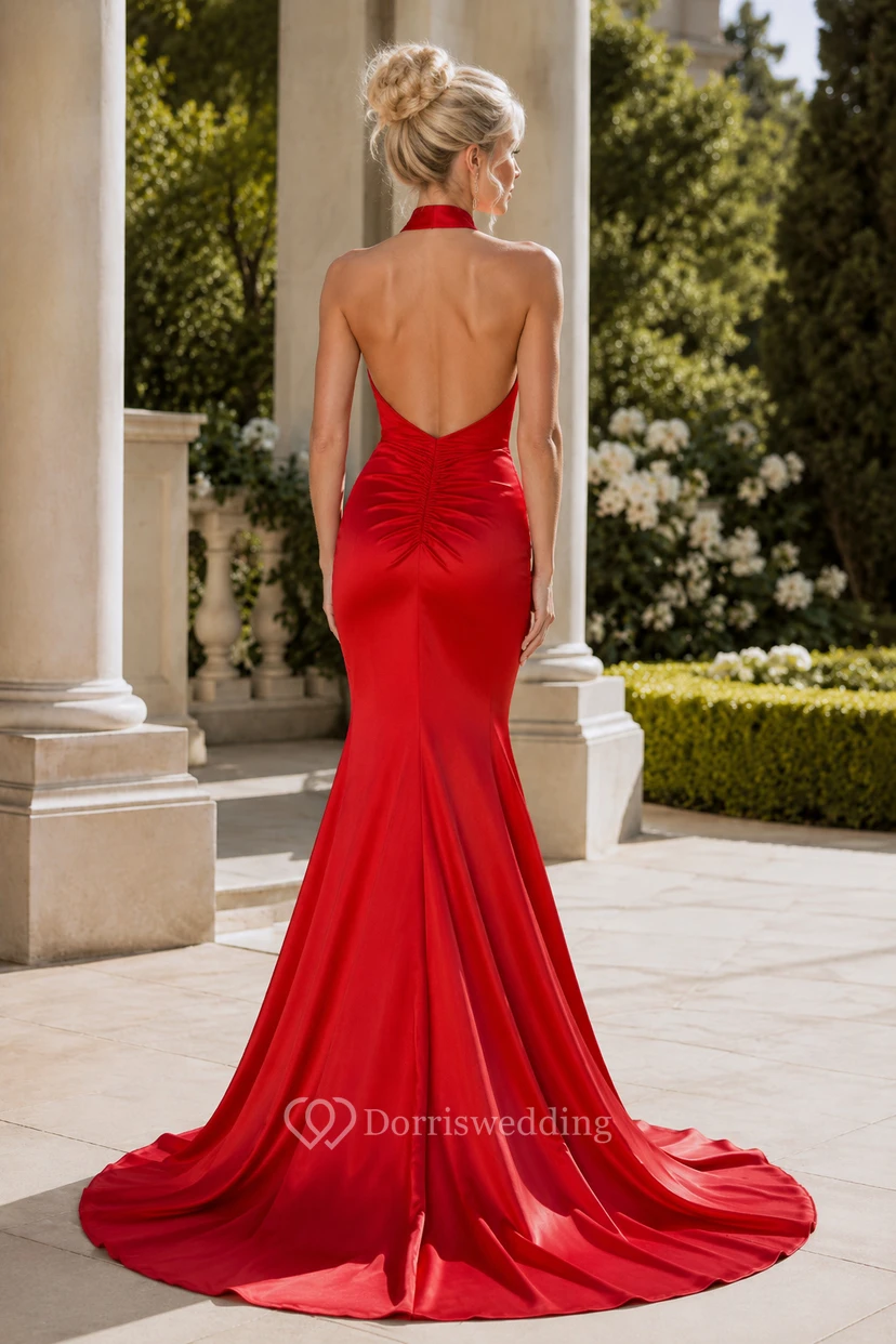 Vestido de fiesta rojo de satén estilo sirena con escote halter, sin mangas y cola larga drapeada. view 2
