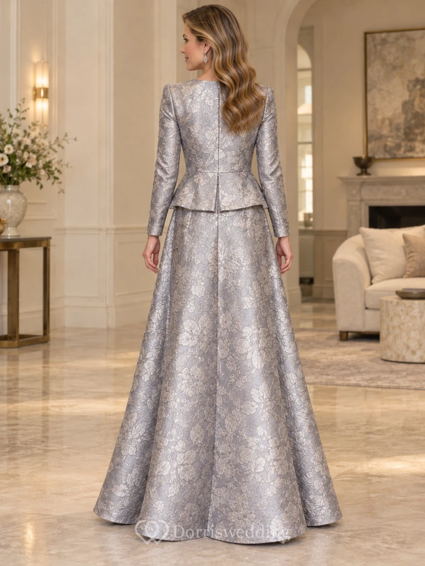 Robe de soirée argentée longue à col rond et manches longues en jacquard péplum, coupe trapèze, col rond et manches péplum. view 2