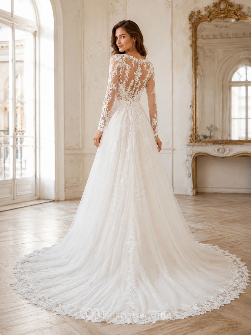 Robe de mariée classique en dentelle et tulle, décolleté en V profond, manches longues transparentes, coupe trapèze, traîne chapelle, ornée d'appliqués floraux, pour un mariage à destination view 2