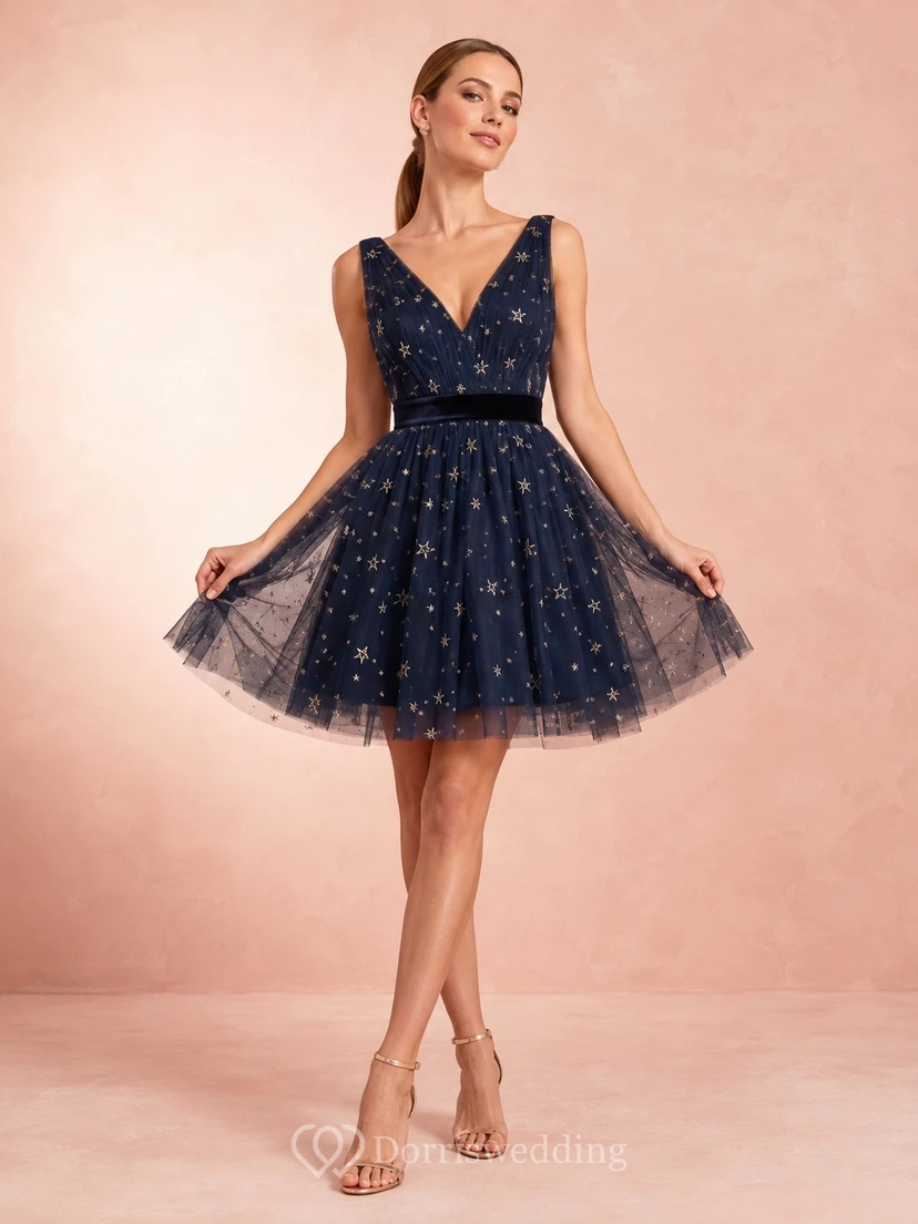 Robe de bal bleu marine en tulle brodé d'étoiles, avec ceinture en velours, d'une couleur bleu marine profonde.