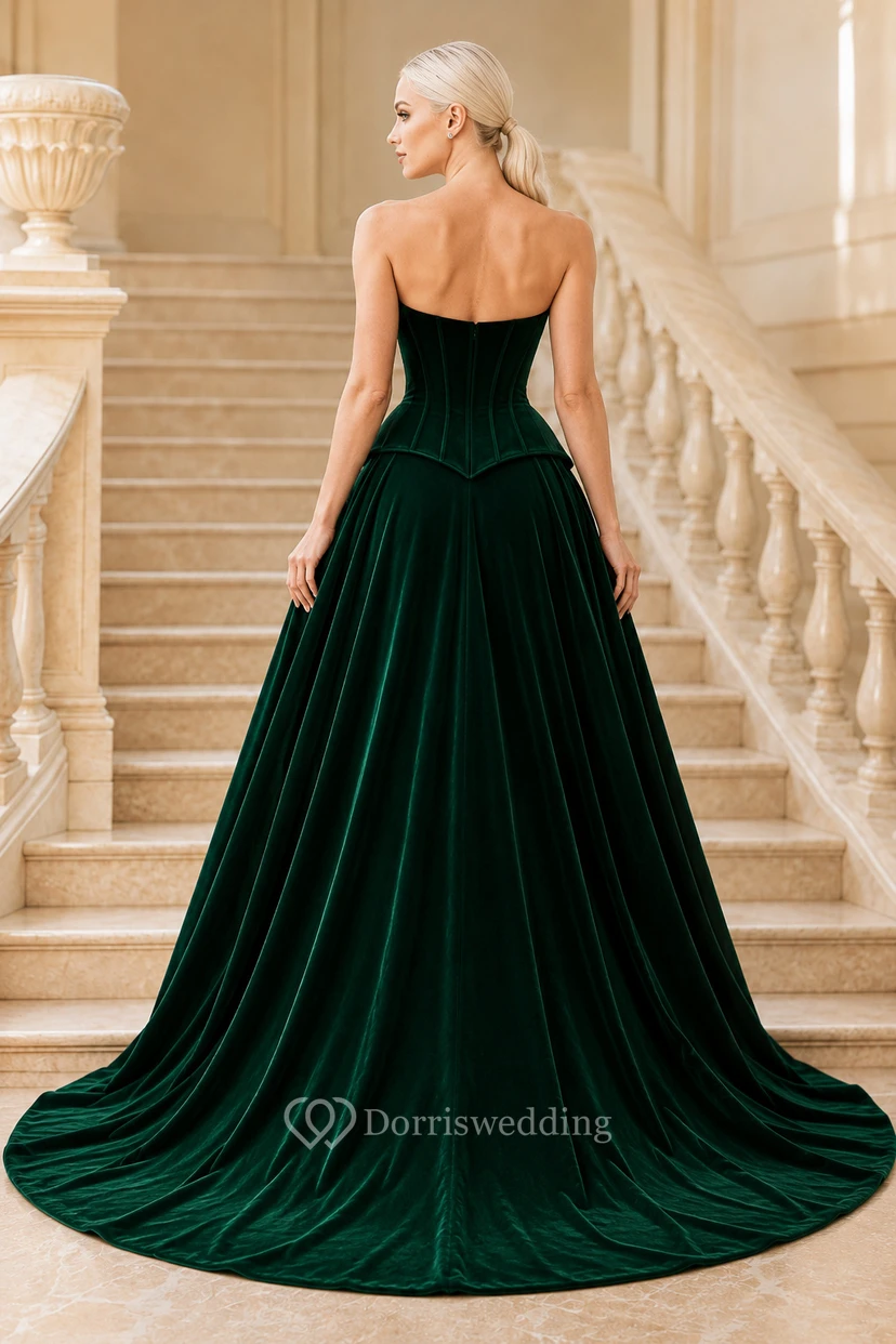 Dunkelgrünes, trägerloses Samtballkleid mit herzförmigem Oberteil und weitem Rock view 2