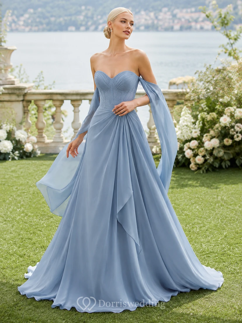 Robe de mariée bleu acier en mousseline, épaules dénudées, manches drapées, coupe trapèze.