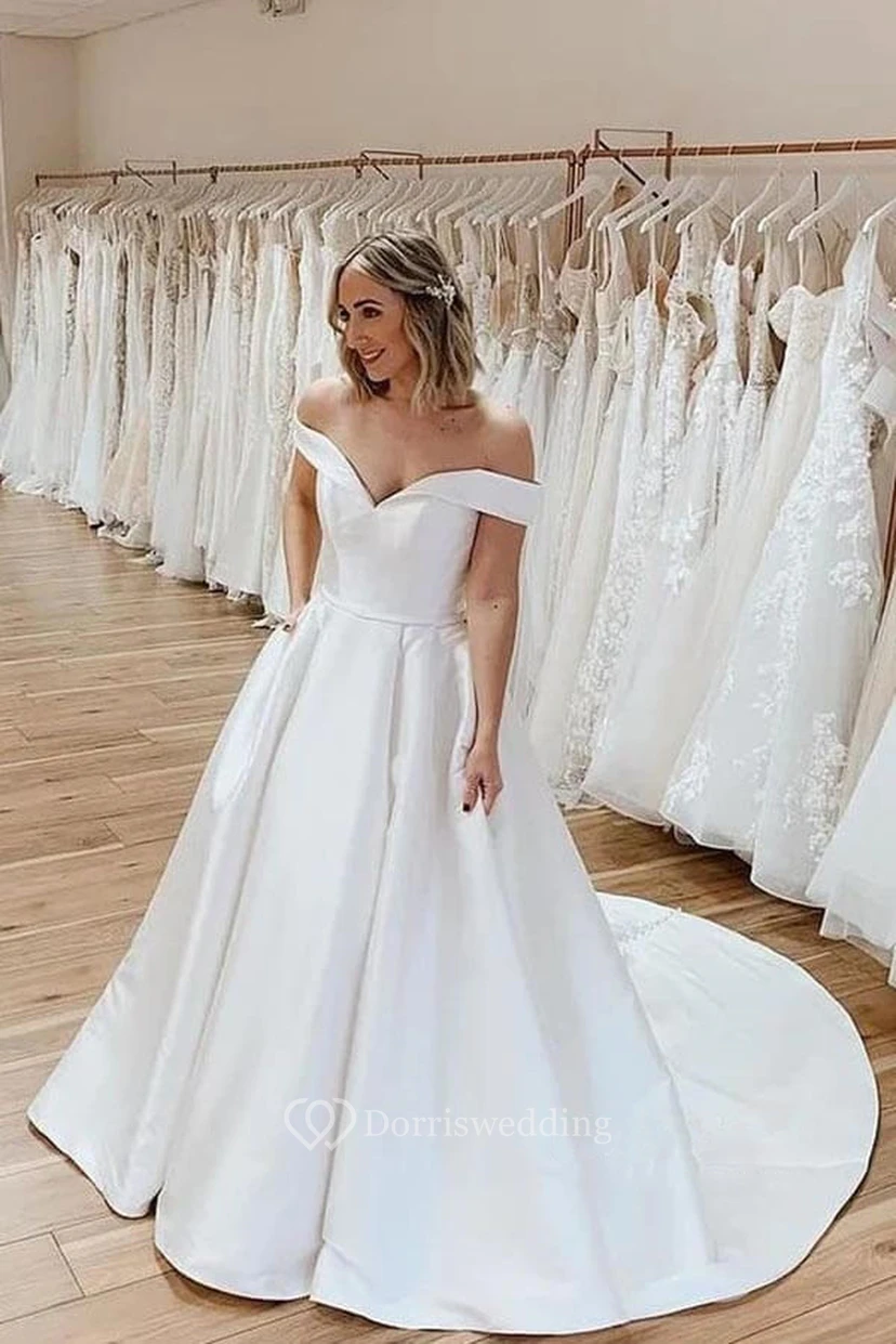 Vestido de novia sencillo de satén con escote Bardot y corte en A