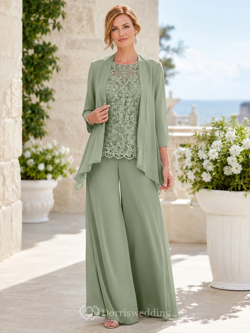Salbeigrüner, eleganter Palazzo-Hosenanzug für die Mutter der Braut, bestehend aus einem floralen Spitzenoberteil mit Rundhalsausschnitt, einer taillierten Dreivierteljacke und extraweiten Hosen.