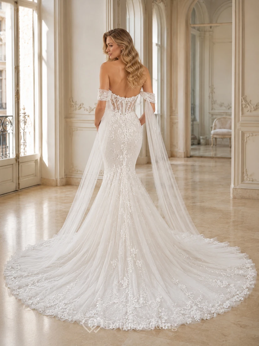Robe de mariée sirène en dentelle ajustée, décolleté cœur, manches cape, traîne chapelle, style jardin view 2