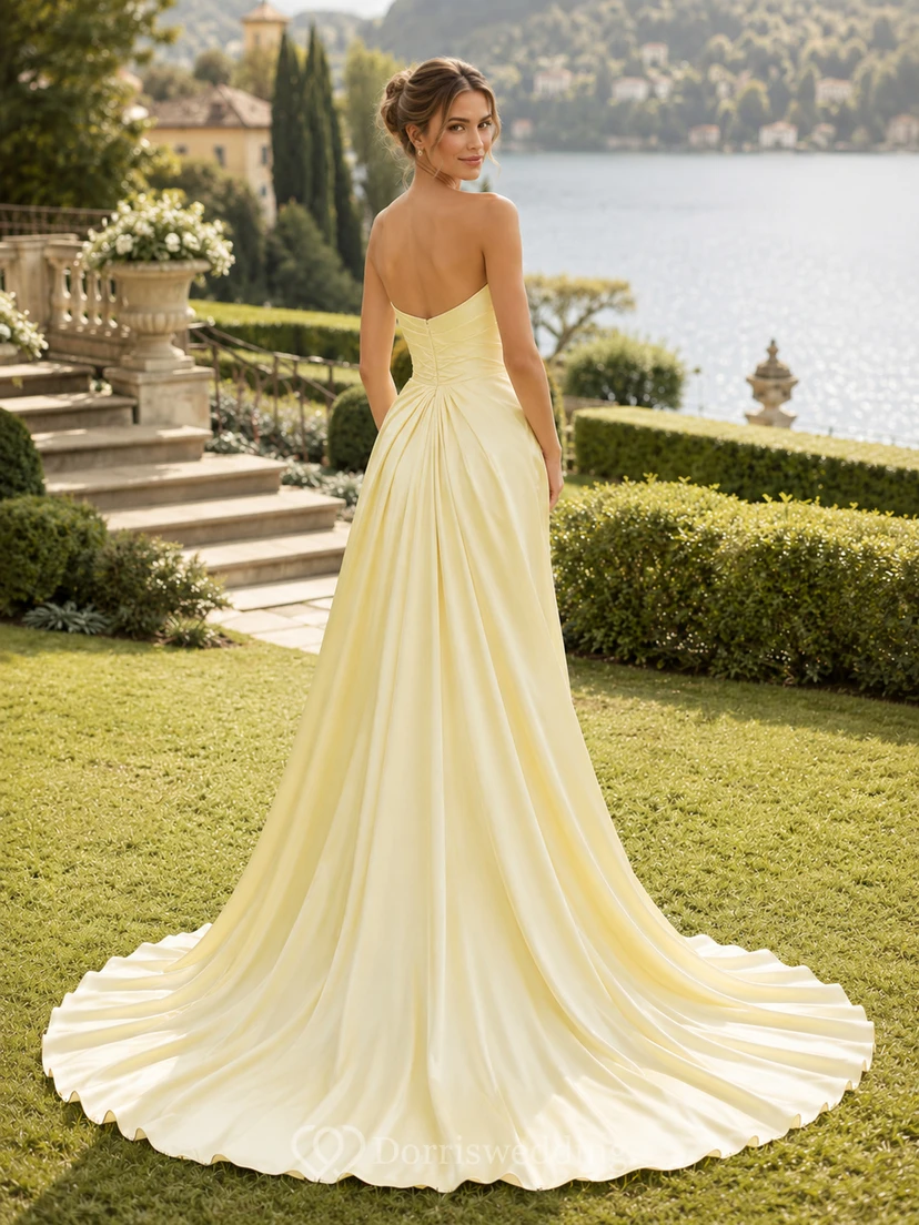 Vestido de novia de satén drapeado de corte catedral, sin tirantes, escote corazón, color amarillo narciso view 2