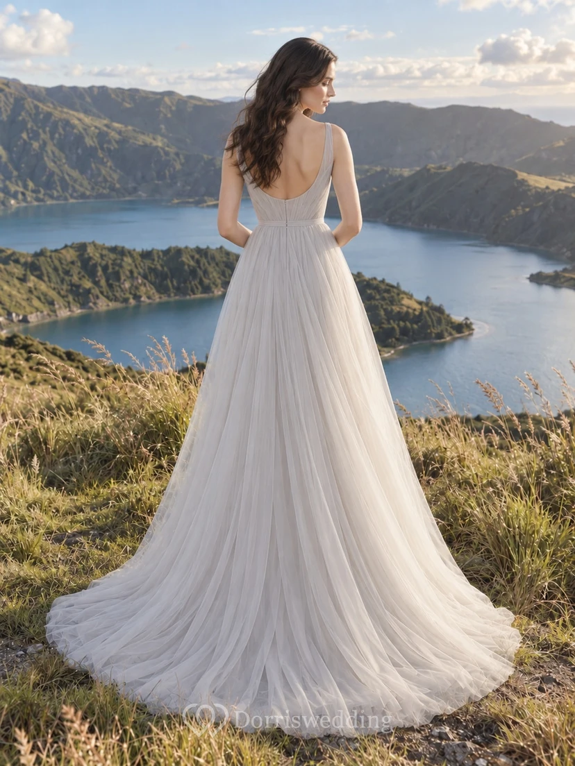 Vestido de novia de corte A sin mangas, de tul, color gris suave y escote redondo. view 2