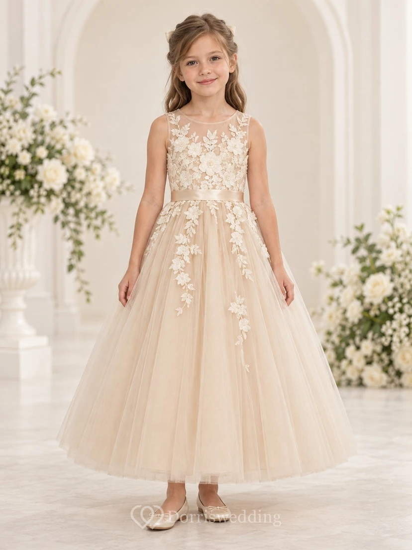 Champagnerfarbenes, ärmelloses, knöchellanges Blumenmädchenkleid aus Tüll mit floralem A-Linien-Design und Illusion-Ausschnitt.