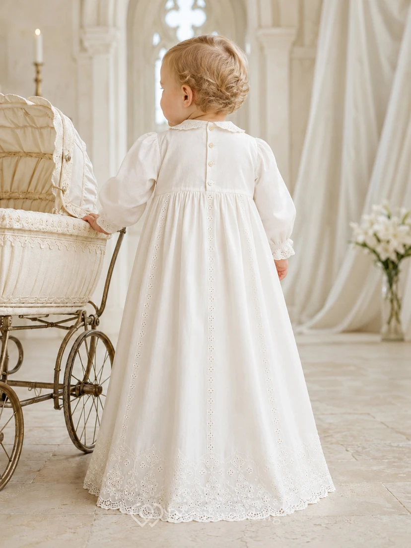 Elfenbeinfarbenes, gerafftes und bodenlanges Taufkleid mit Lochstickerei, langen Ärmeln und Lochstickerei für Jungen view 2