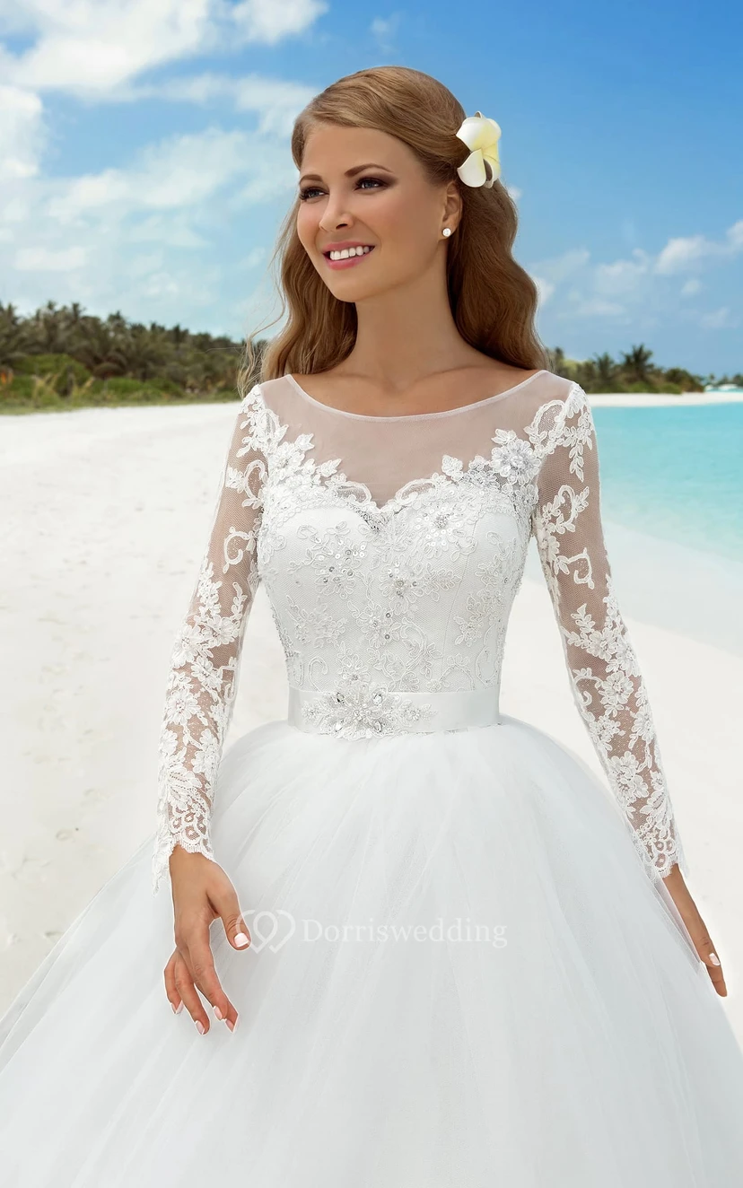 Robe de bal longue jusqu'au sol, col bateau, manches t-shirt, en tulle illusion ornée de perles et d'appliques view 2