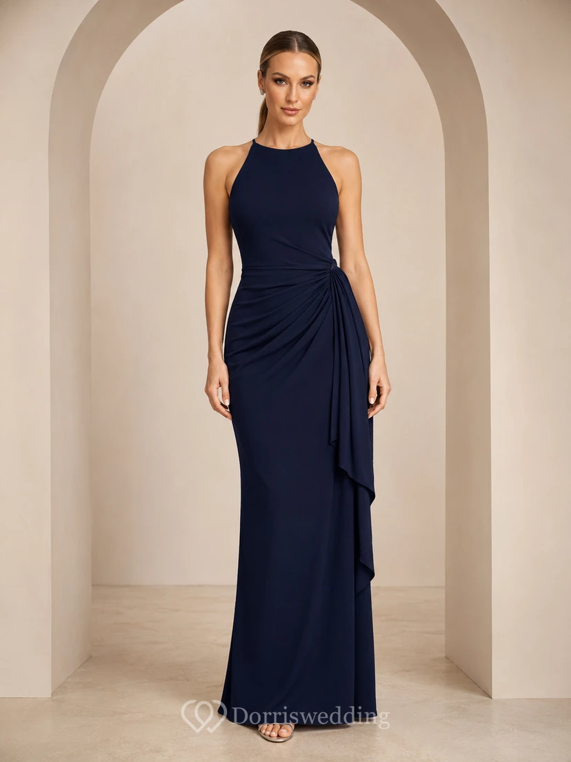 Dunkelblaues Crêpe-Abendkleid mit hohem Kragen und seitlicher Drapierung