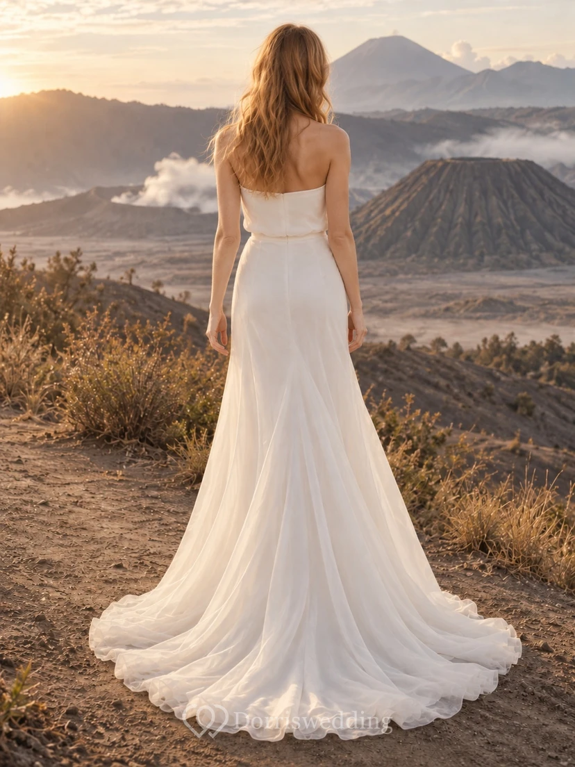 Schlichtes, gerades, trägerloses, drapiertes Etuikleid mit Schleppe – Brautkleid view 2