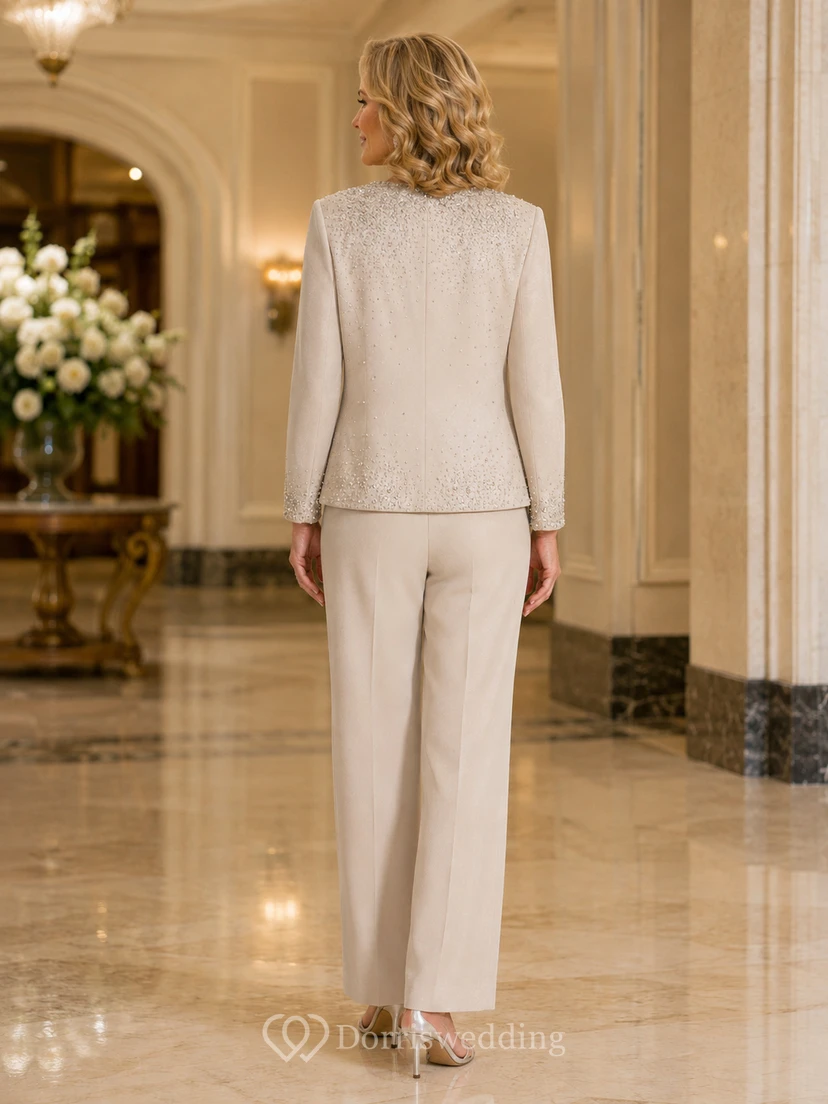 Conjunto de pantalón y chaqueta de Ivory Mother con chaqueta estructurada, escote con cuentas y pantalón de pierna recta. view 2