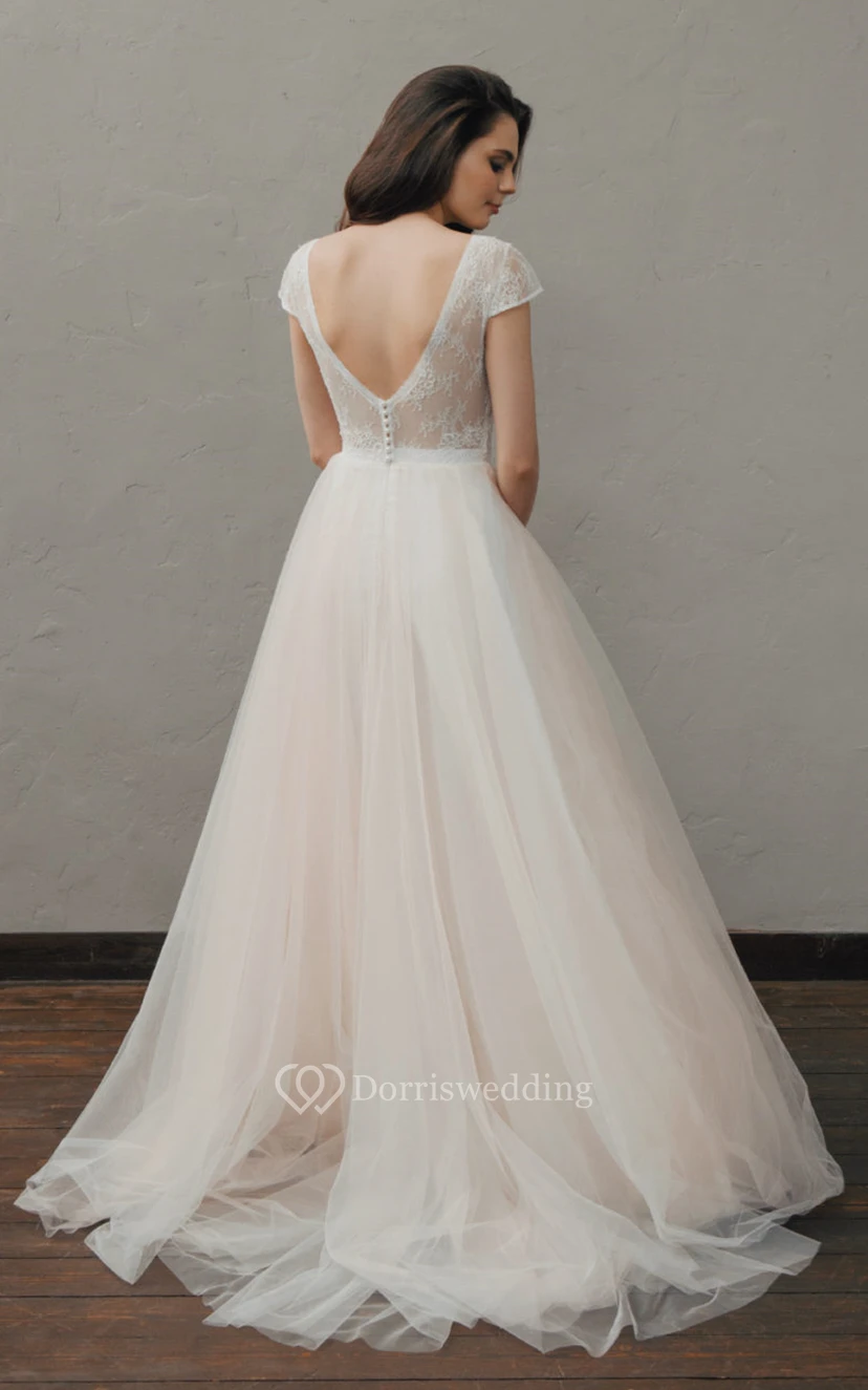 Robe de mariée simple et élégante en dentelle et tulle, coupe trapèze, col en V et fronces view 2
