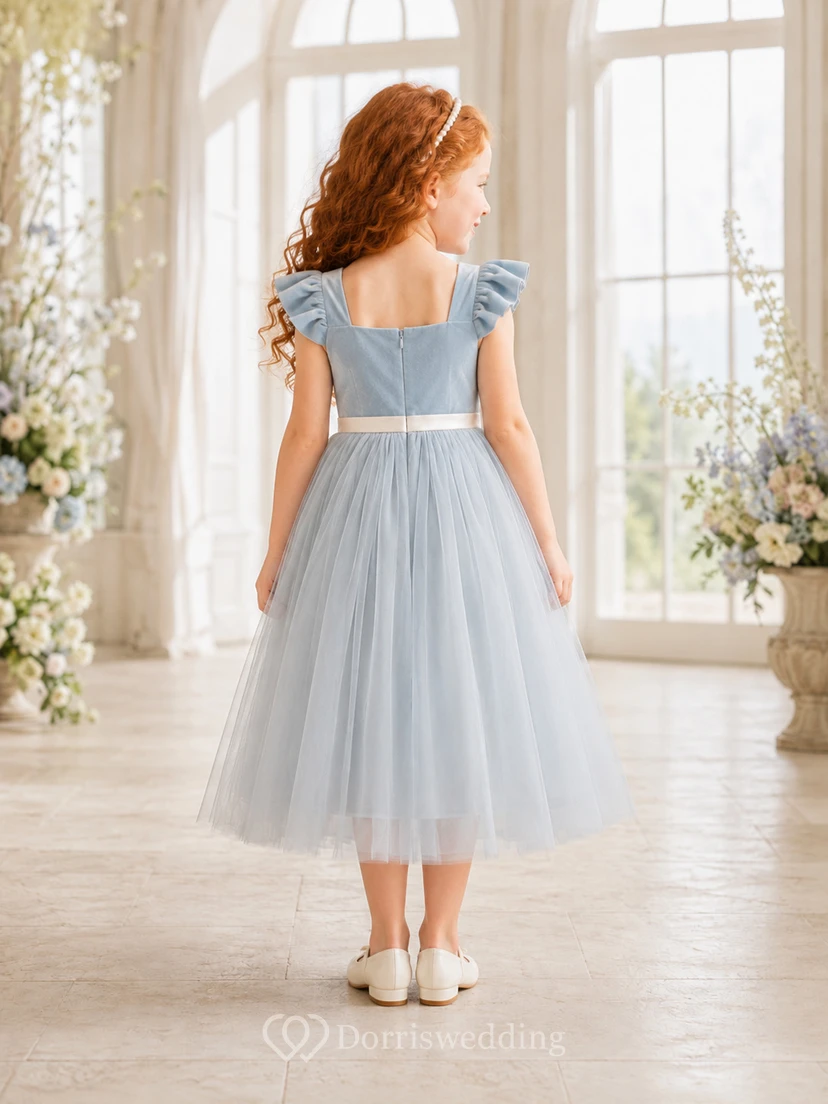 Robe de demoiselle d'honneur romantique en velours brumeux, col carré, manches pétales, longueur thé, coupe trapèze, idéale pour un jardin. view 2
