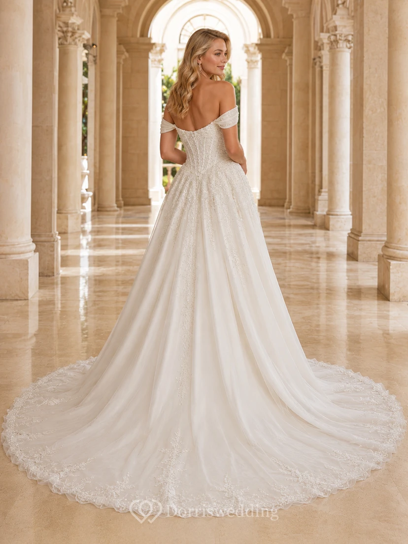 Robe de mariée glamour en dentelle et tulle, épaules dénudées, manches courtes, coupe trapèze, traîne chapelle, applications florales, style jardin view 2