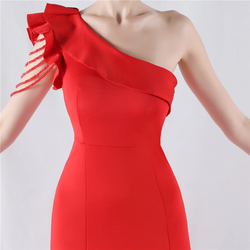 Vestido de noche asimétrico de satén con escote alto y cuello oblicuo, adornado con cuentas. view 48