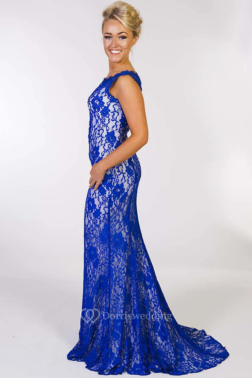 Robe de bal maxi fourreau sans manches à encolure arrondie, ornée d'appliqués de dentelle, avec dos illusion et plis