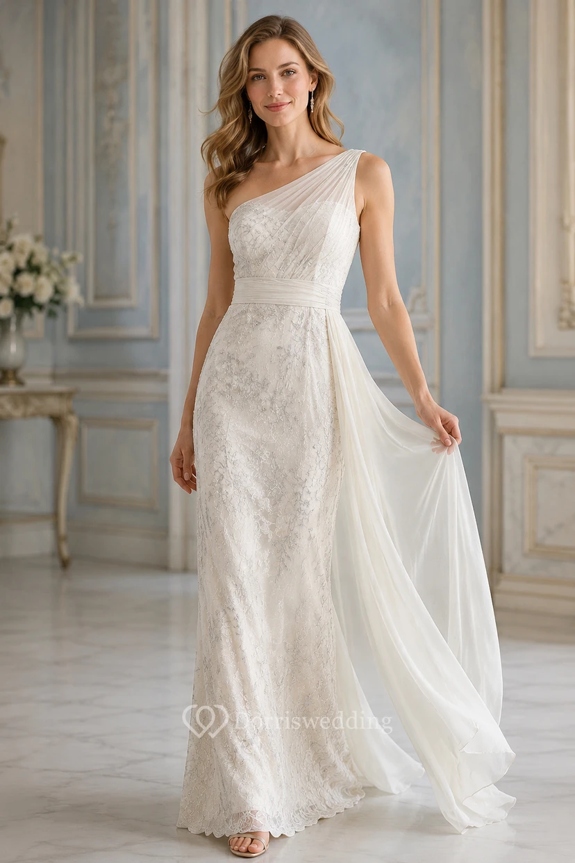 Robe de mariée fourreau asymétrique en dentelle et mousseline drapée sur le côté