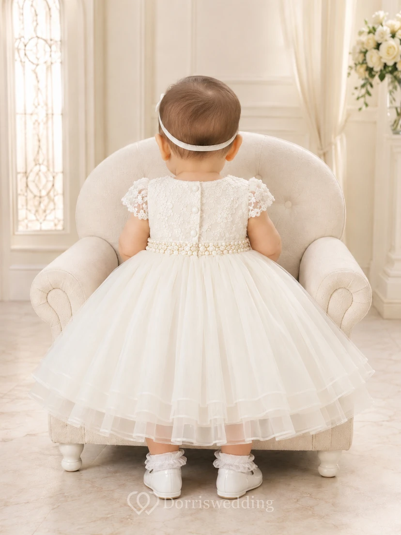 Elegantes, romantisches und bezauberndes Taufkleid mit Perlenbesatz, A-Linien-Spitzenoberteil und knielangen Ärmeln aus Tüll und Schmucksteinen. view 2