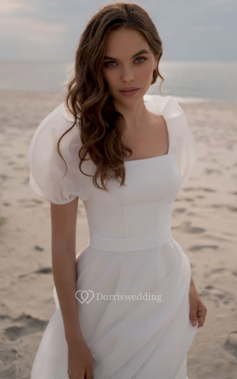 Robe de mariée simple en mousseline de soie, coupe trapèze, décolleté arrondi et traîne courte, ornée de fronces. view 3