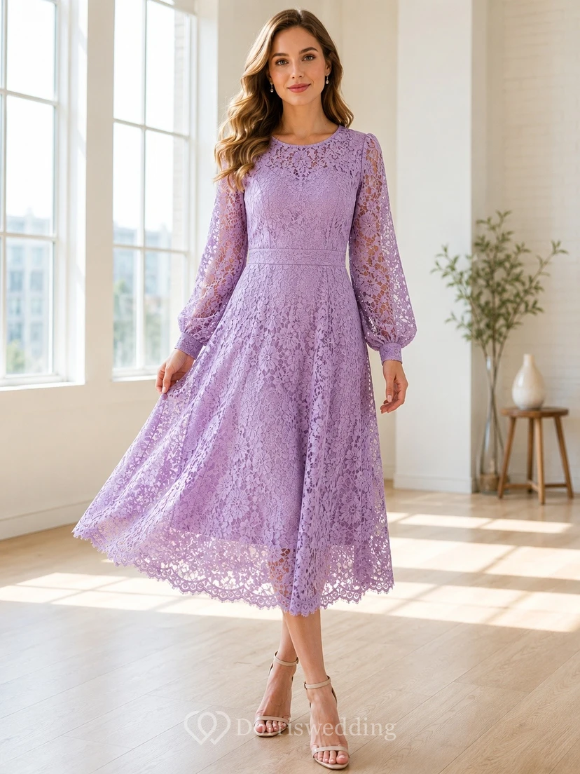 Robe mi-longue en dentelle lavande à col rond et manches longues