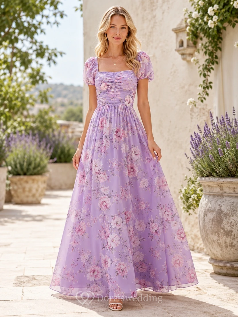 Lavendelfarbenes, bodenlanges Chiffonkleid mit eckigem Ausschnitt, Puffärmeln und Blumenmuster, perfekt für Gartengäste.