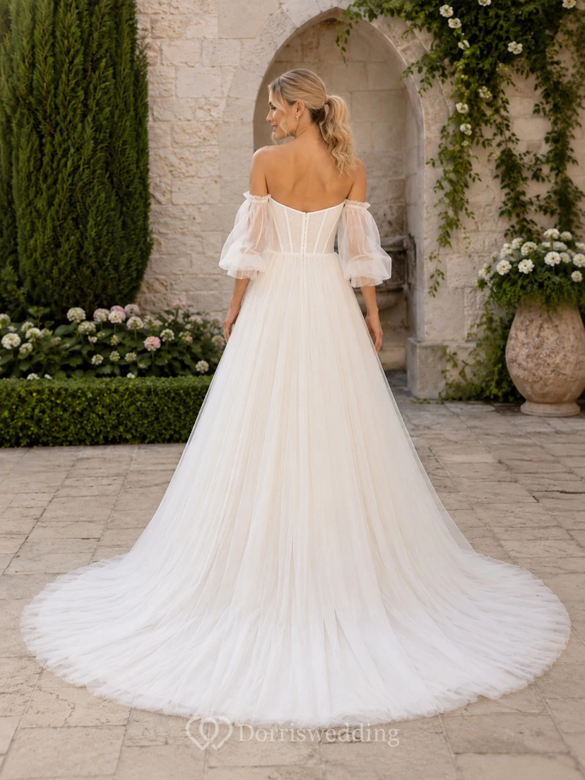 Robe de mariée en dentelle et tulle, coupe trapèze, bustier cœur, manches courtes, traîne. view 2