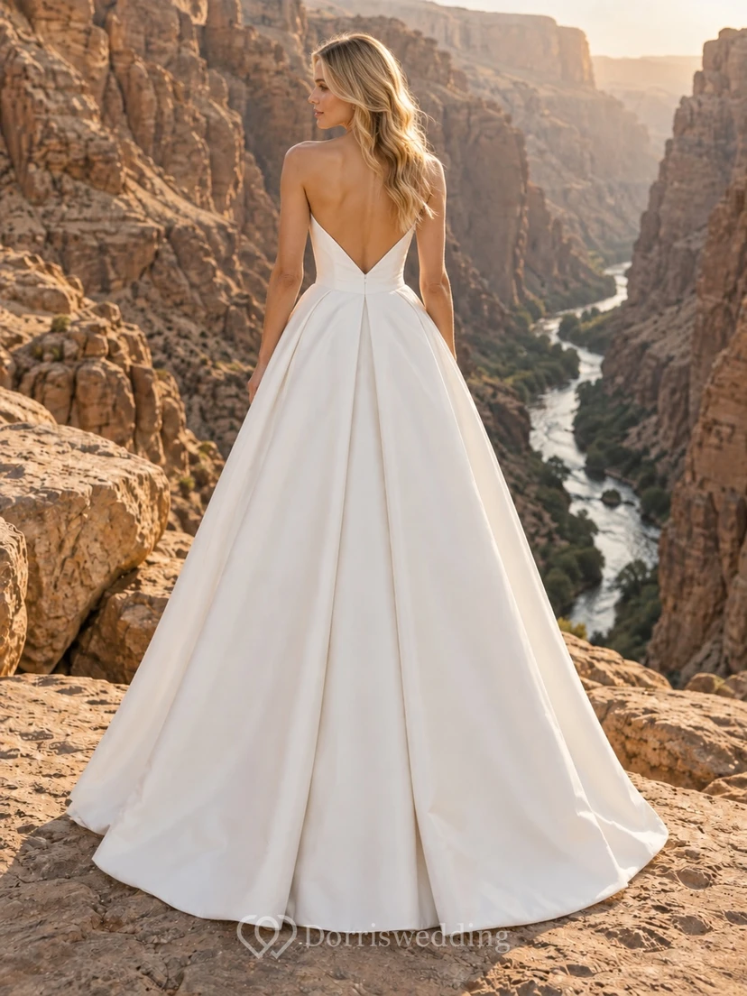 Vestido de novia sencillo, sin tirantes, de satén, corte en A, con cintura plisada y largo hasta el suelo. view 2