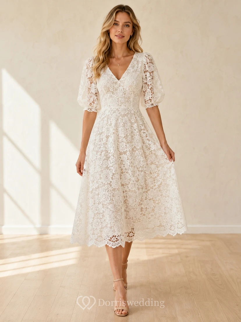 Teelanges, kurzärmeliges, weißes A-Linien-Spitzenkleid mit V-Ausschnitt