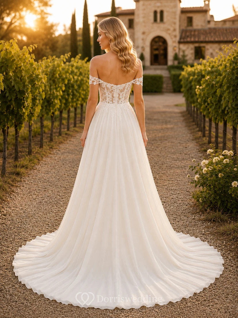 Robe de mariée en mousseline et dentelle, coupe trapèze, épaules dénudées, traîne. view 2