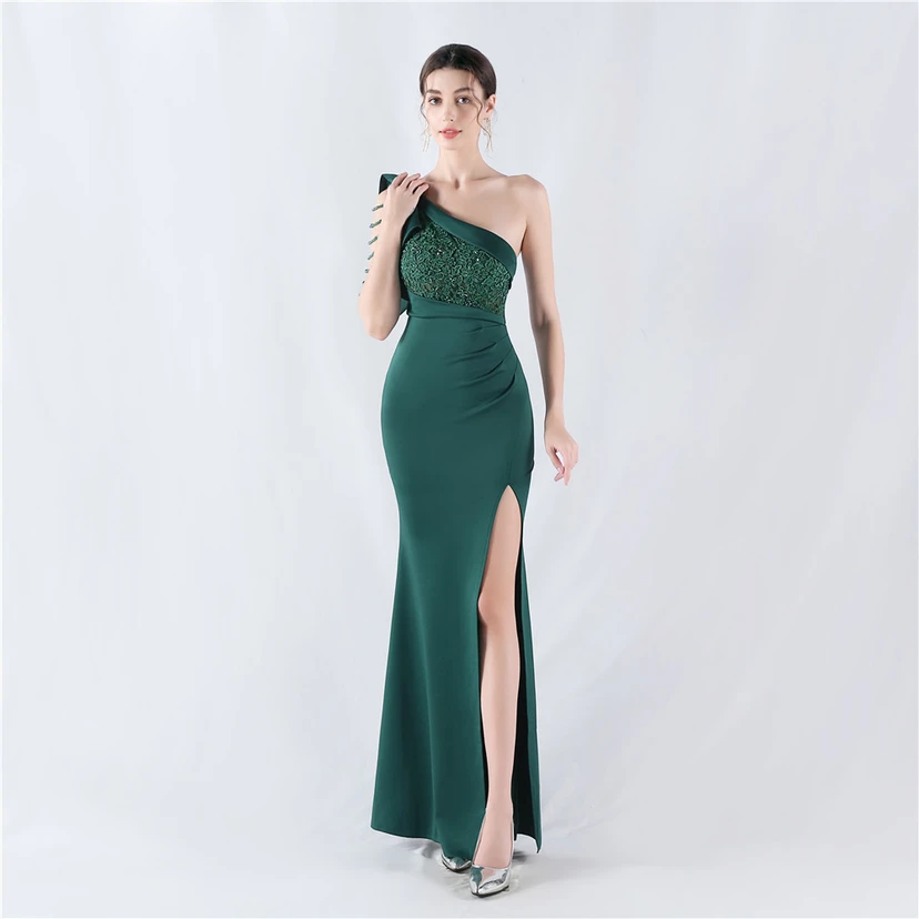 Vestido de noche de satén de alta gama con encaje de diamantes y diseño artesanal. view 11