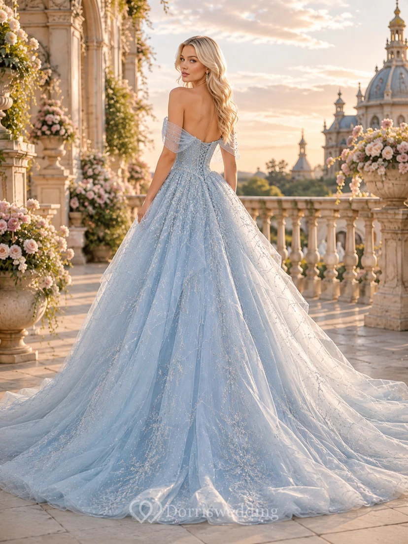 Vestido de gala de fantasía romántico azul cielo con hombros descubiertos, encaje y tul, cola de capilla, ideal para quinceañeras o graduaciones. view 2