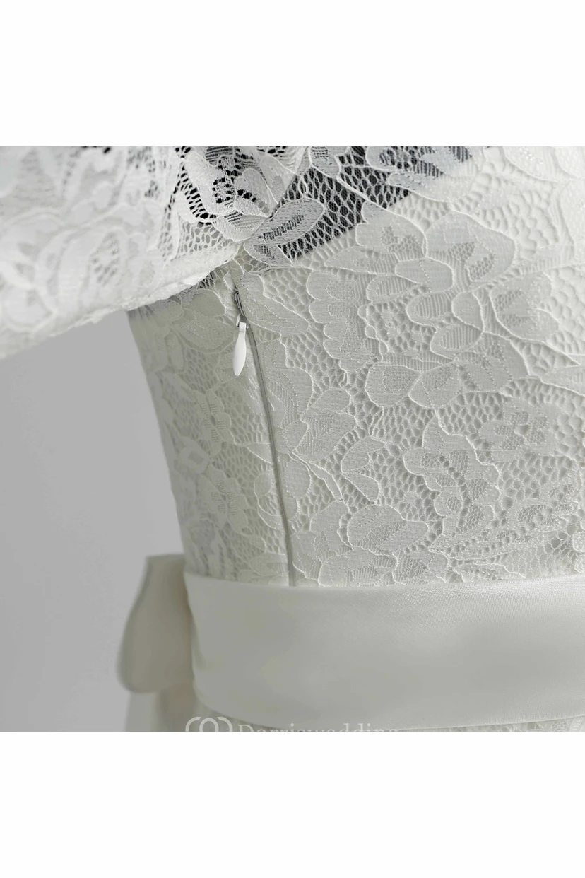 Robe de mariée en dentelle, coupe trapèze, col en V, manches illusion 3/4, longueur genou. view 19
