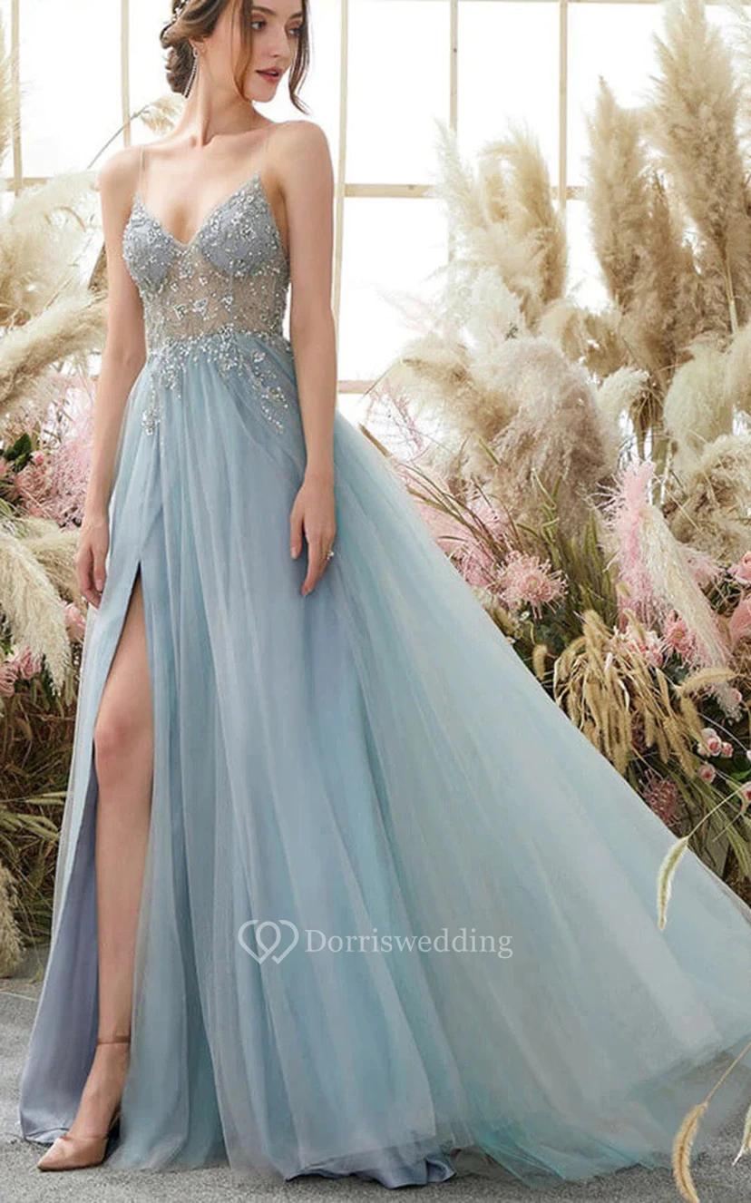 Bezauberndes, vorne geschlitztes, plissiertes Tüll-Abendkleid mit Spaghettiträgern und Perlenstickerei
