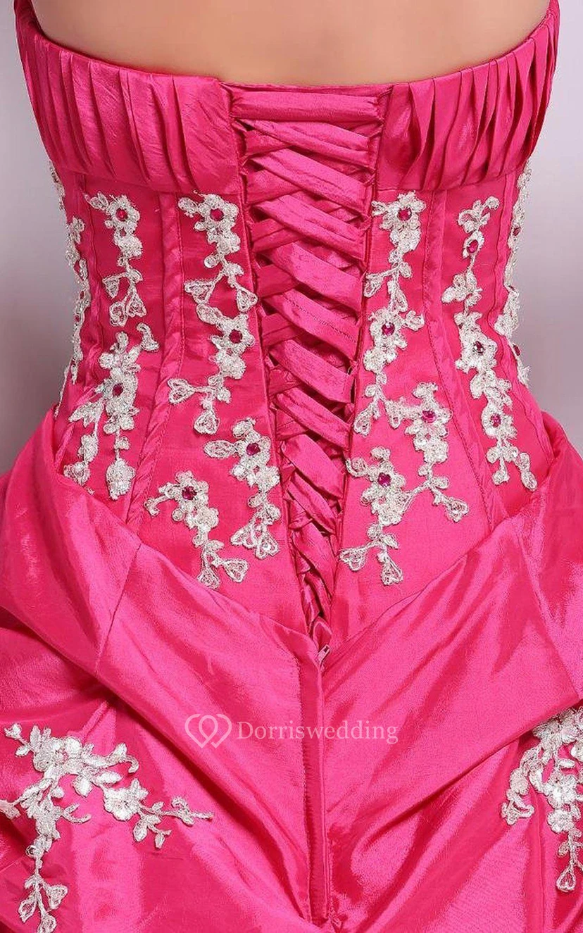 Trägerloses Ballkleid mit Rüschen und Blumenapplikationen view 8