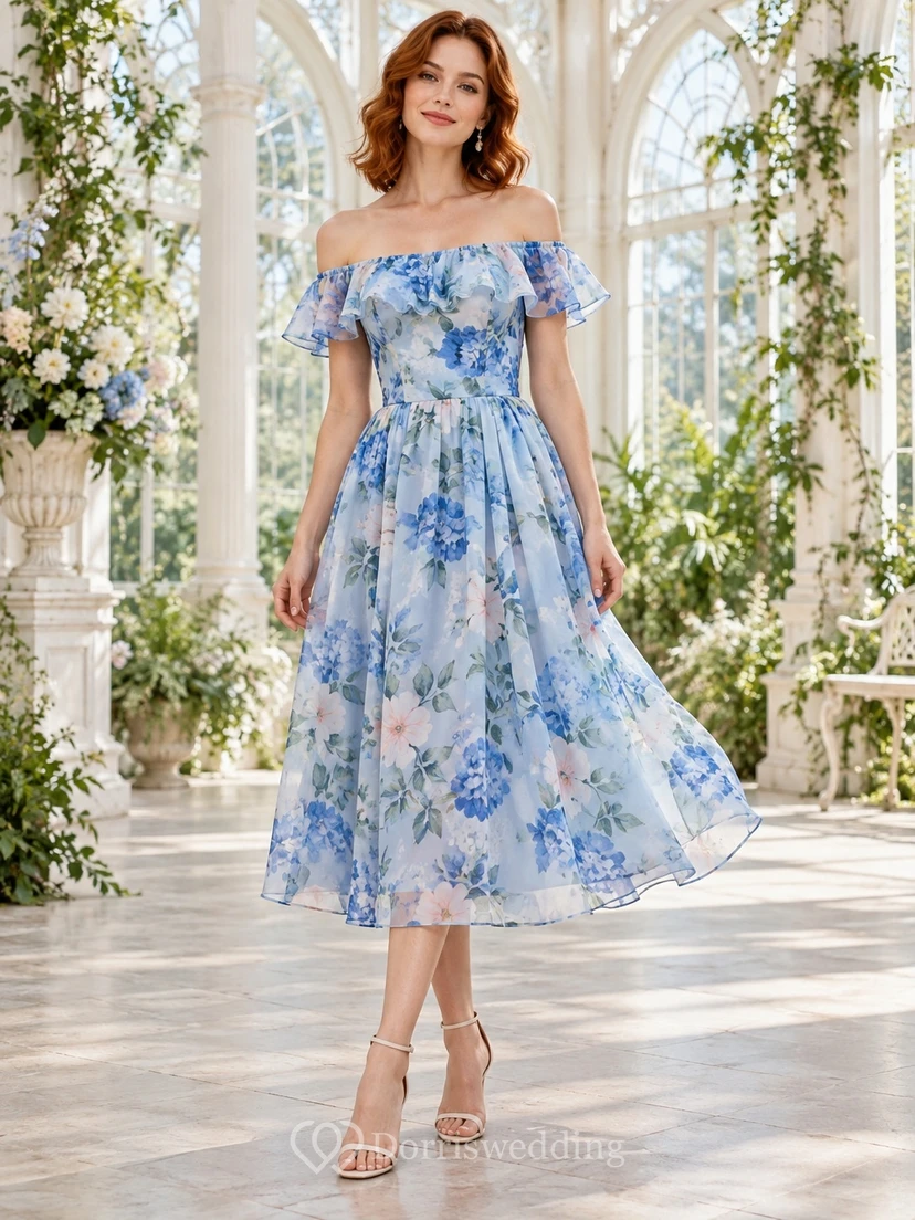 Vestido de fiesta de gasa azul cielo con estampado floral, hombros descubiertos, mangas con volantes y corte en A.