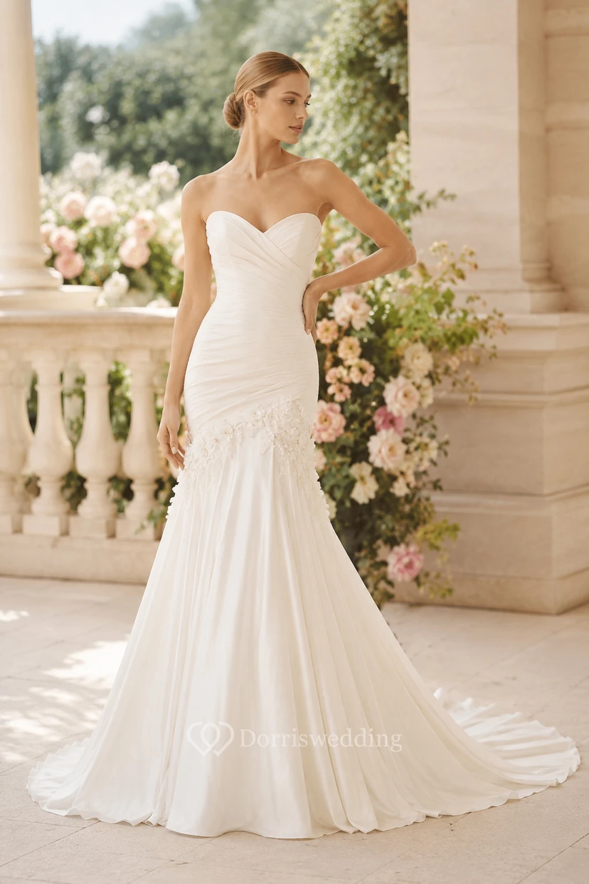 Robe de mariée sirène sans bretelles avec corsage froncé et ourlet évasé
