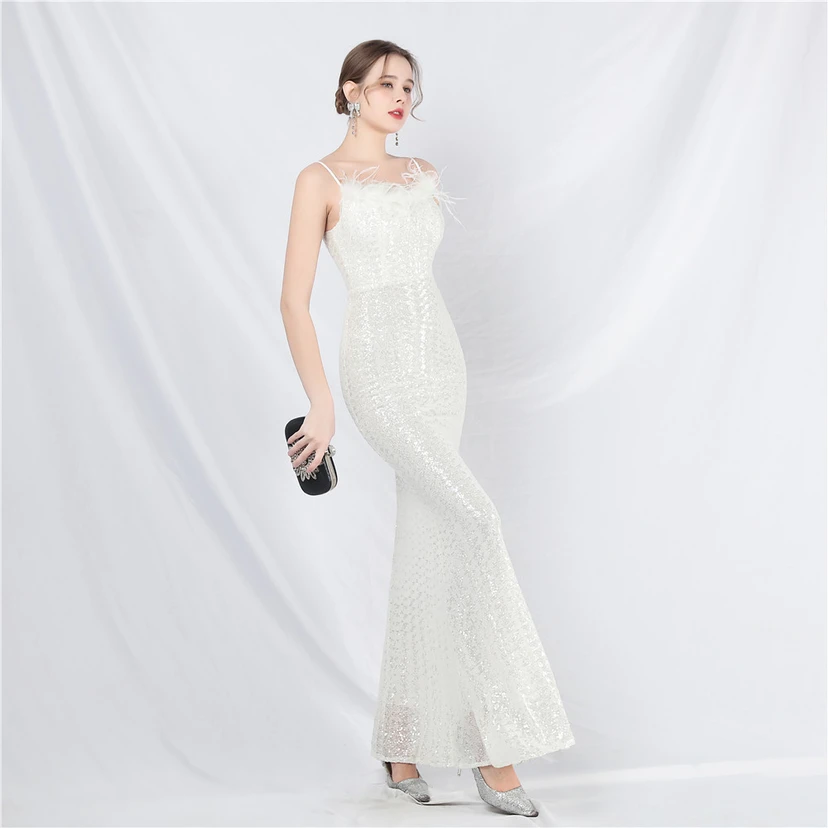 Robe de soirée de luxe ornée de plumes d'autruche et de sequins, idéale pour un banquet. view 20