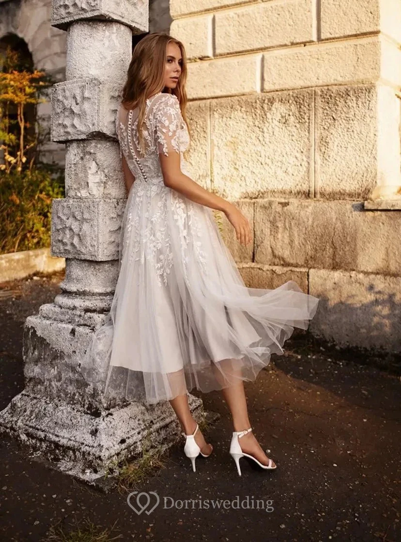 Robe de mariée romantique en dentelle, longueur thé, manches courtes et jupe en tulle view 8