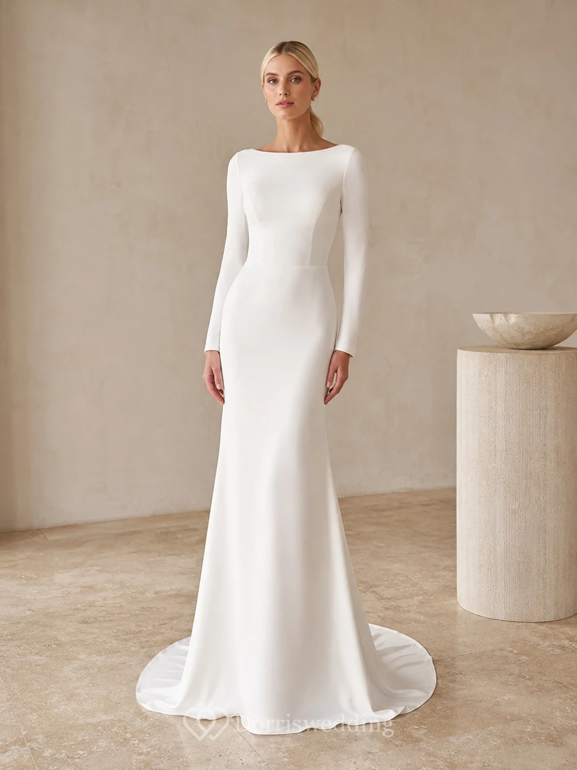 Robe de mariée minimaliste de style balroom, en satin, coupe fourreau, manches longues et col bateau, avec traîne.