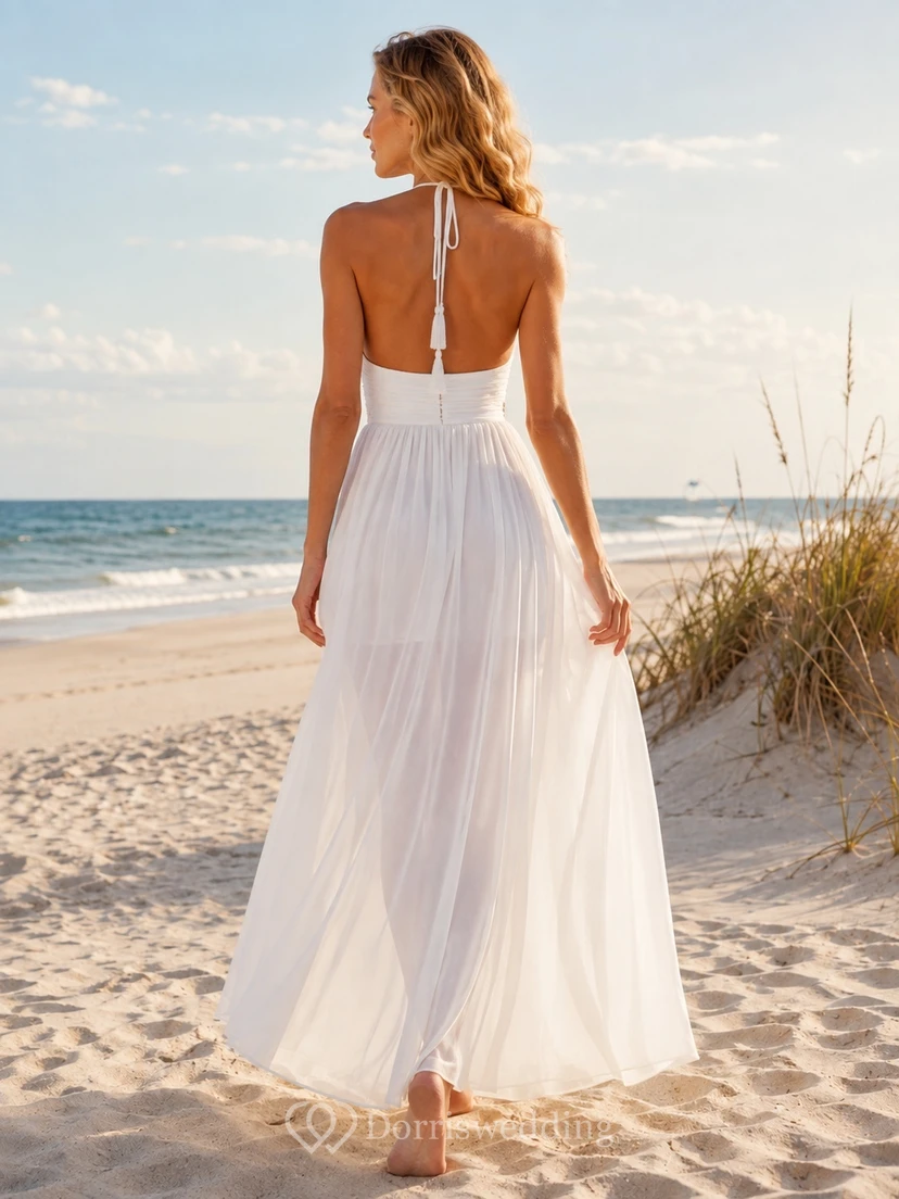 Vestido de noche playero de corte A, estilo bohemio, de gasa blanca con escote halter y abertura. view 2