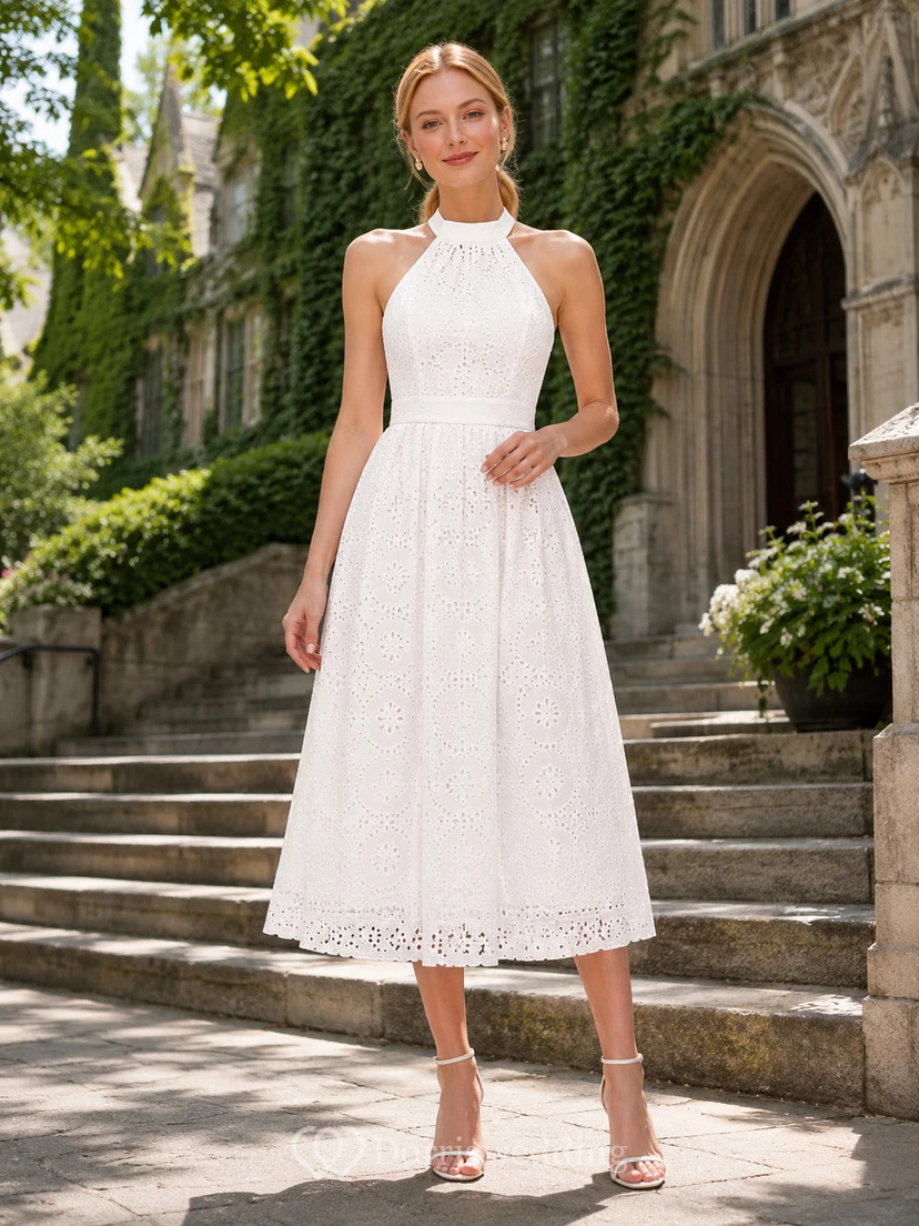 Vestido de graduación blanco de encaje con ojales y escote halter, largo hasta la rodilla