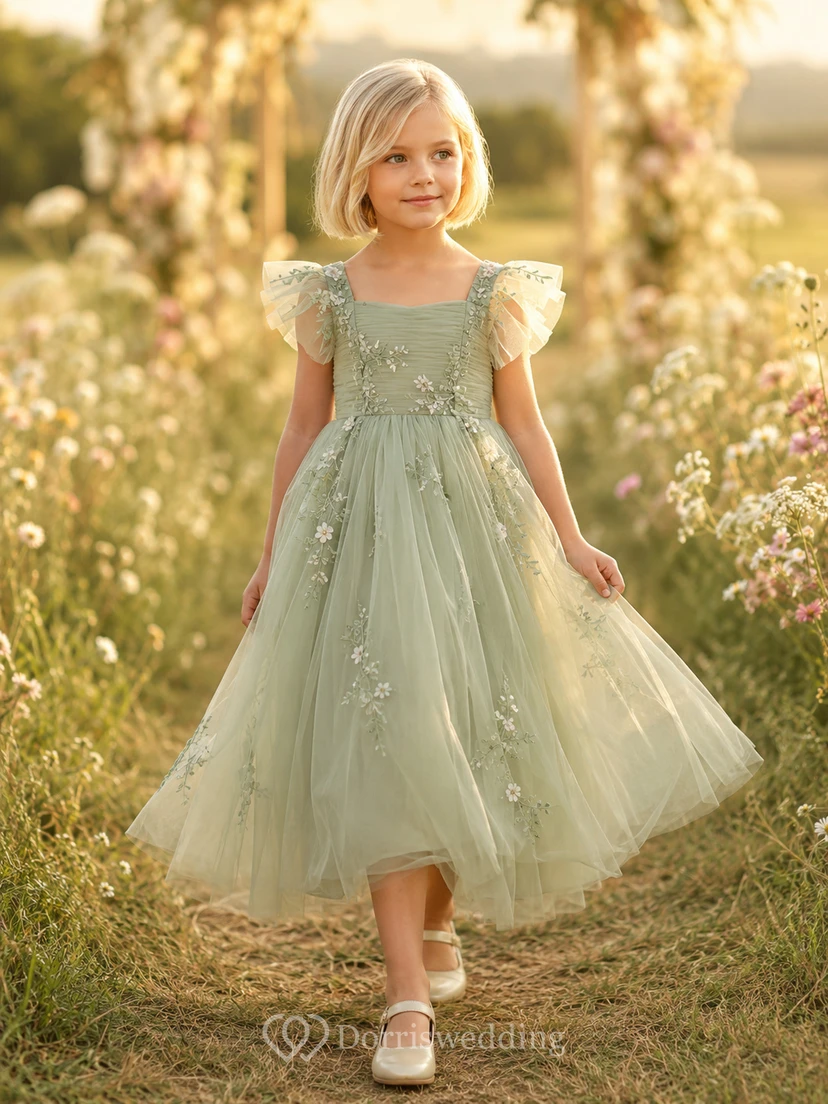 Vestido de niña de las flores color salvia, encaje y tul, corte en A, mangas con volantes, escote redondo, largo midi, apliques florales.